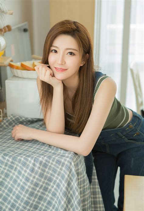 习近平同出席纪念大会的各国嘉宾登上天安门城楼